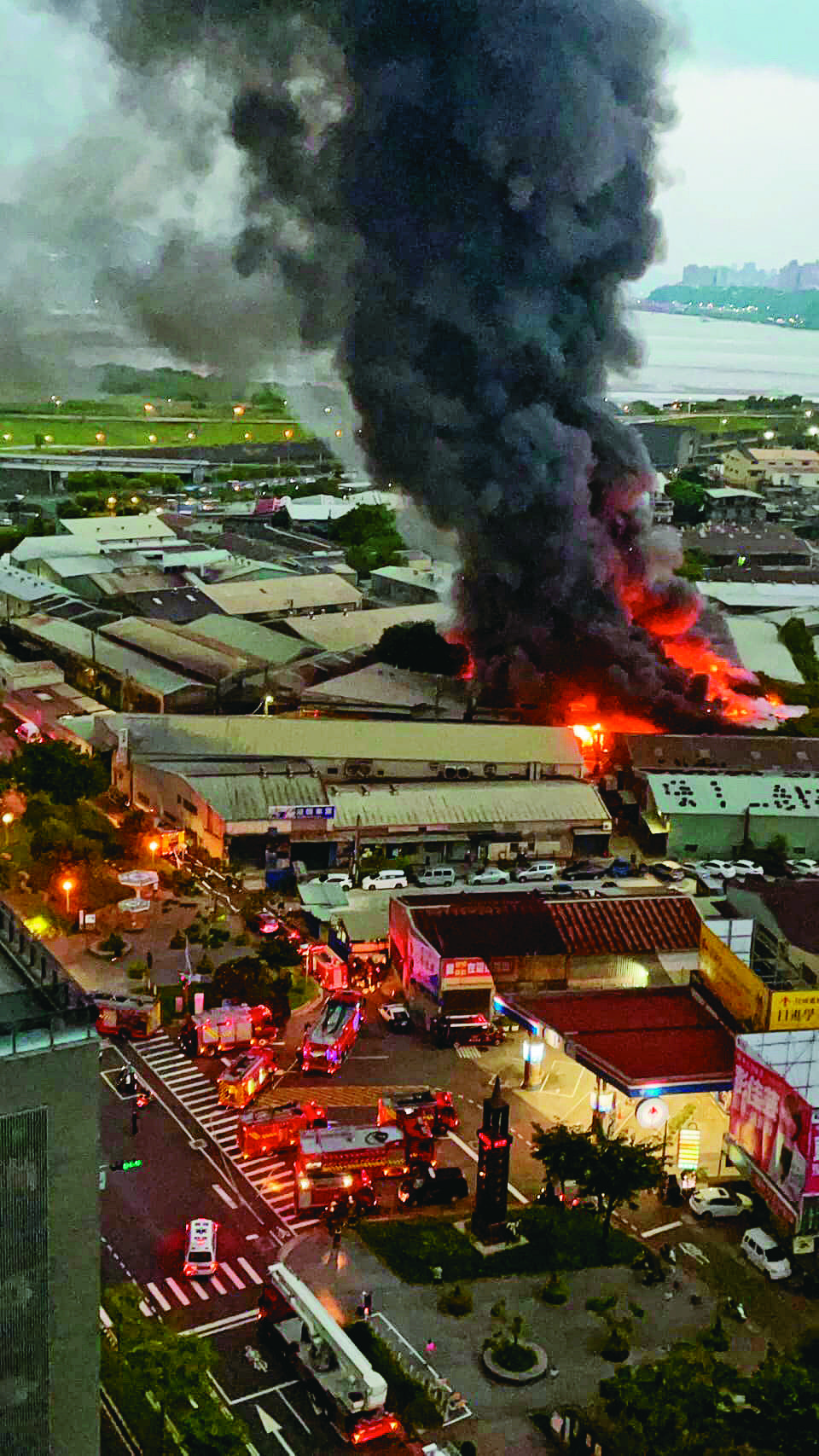 附近居民拍下火災景況，只見鐵皮工廠陷入火海，濃煙直竄天際。（翻攝我是蘆洲人LouveLuzhou臉書）