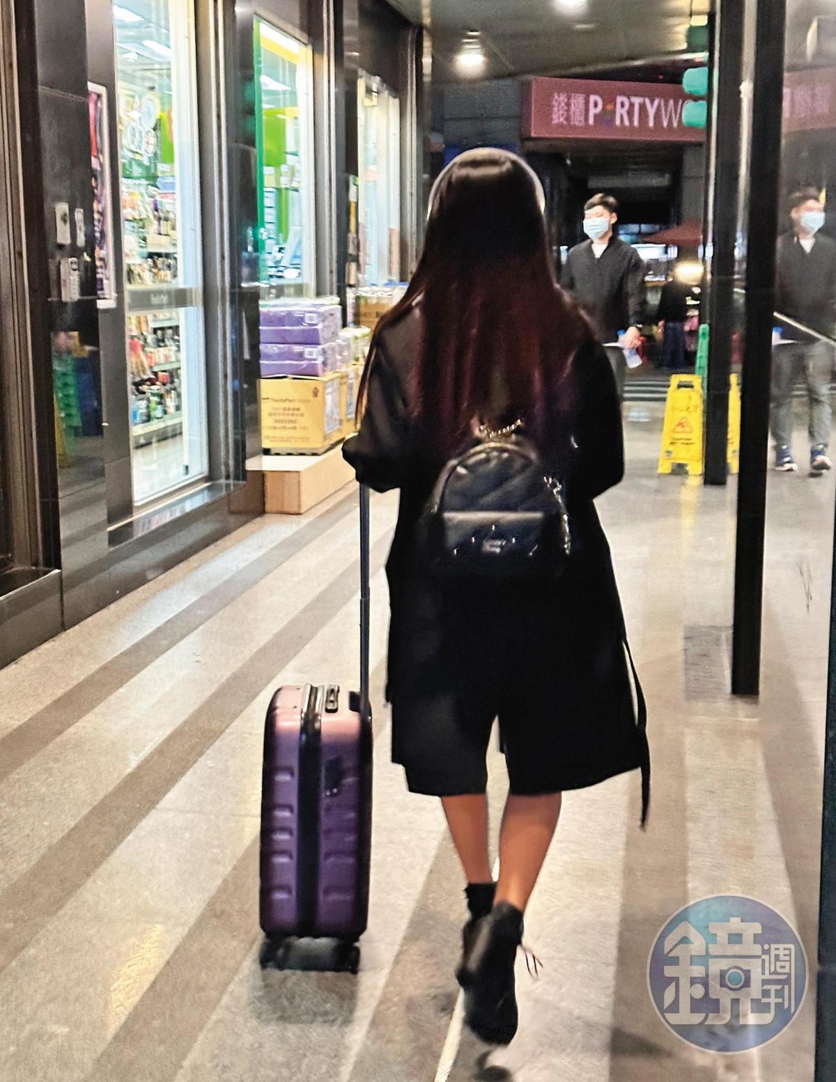 女孩推著行李箱離開，回到了台北市林森北路一間民宅；由此可見，持修是為了女孩回家方便，才相約附近的速食餐廳。