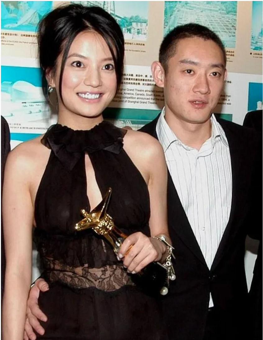 ▼2005年上海電影節，趙薇（左）喜獲影后，富少男友汪雨（右）陪伴在側。（圖／翻攝自知乎微博）
