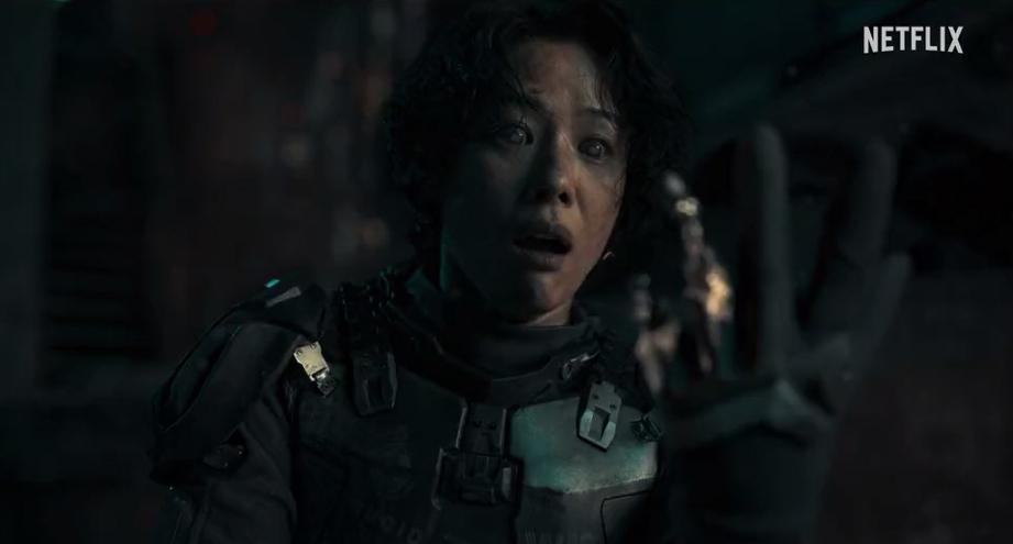 金賢珠在《靜_E》中以前所未見的A.I.戰鬥機器人之女戰士嶄新形象令大眾驚艷。（Netflix提供）