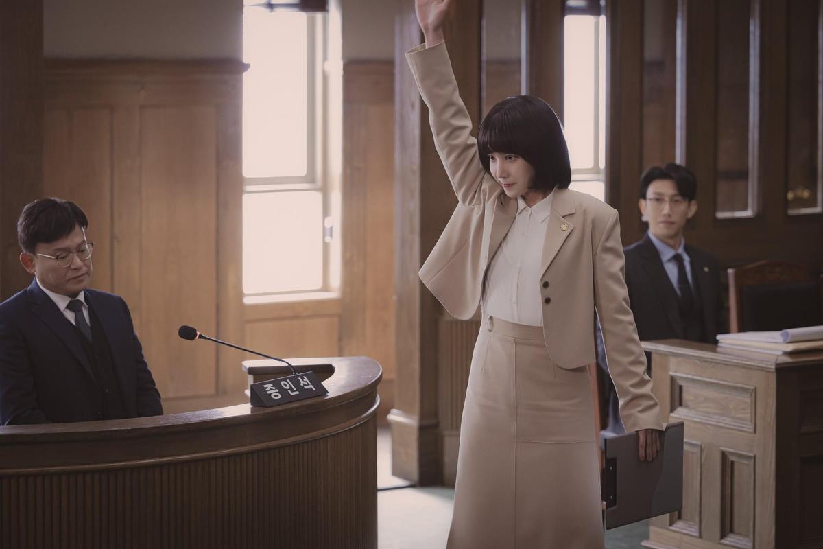 在《非常律師禹英禑》中，朴恩斌飾演一名近似天才但患有自閉症的實習律師。（Netflix提供）