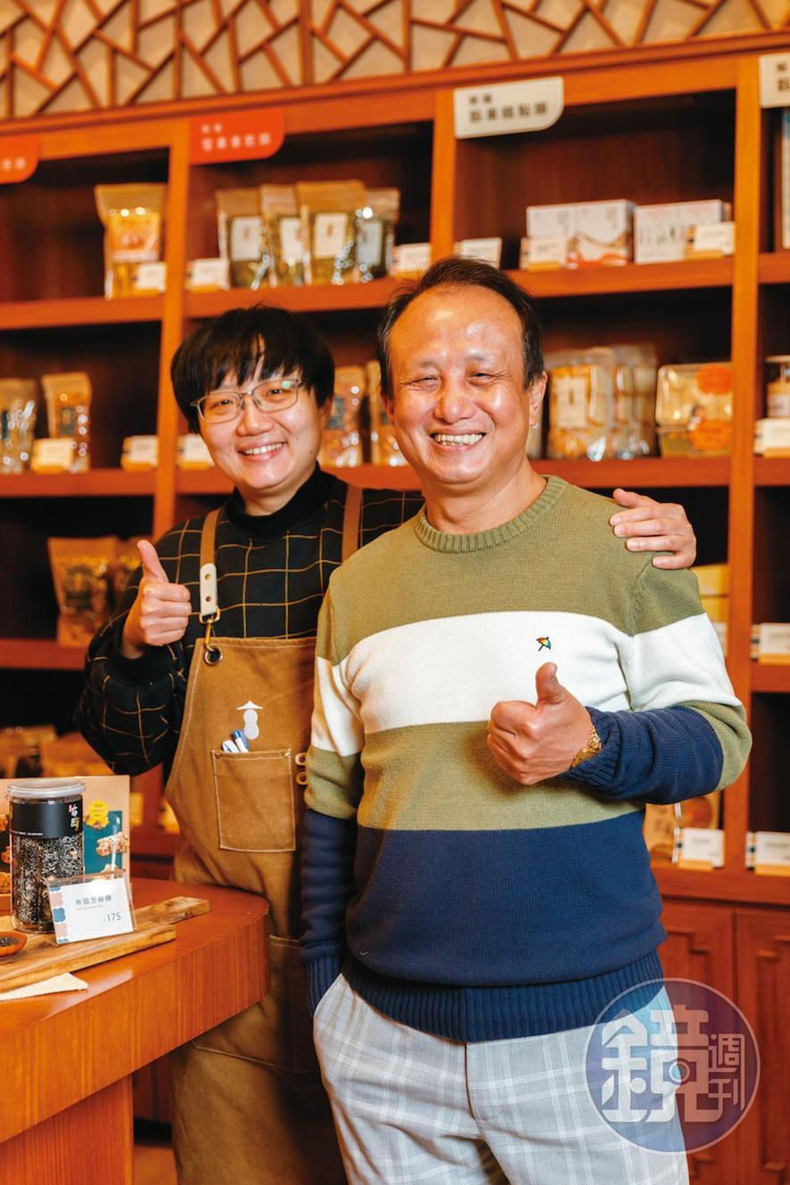 第二代老闆陳錦村接下傳統製糖技術並成功轉型，如今也逐漸交棒給讀食品科學的女兒陳家穎（左）。