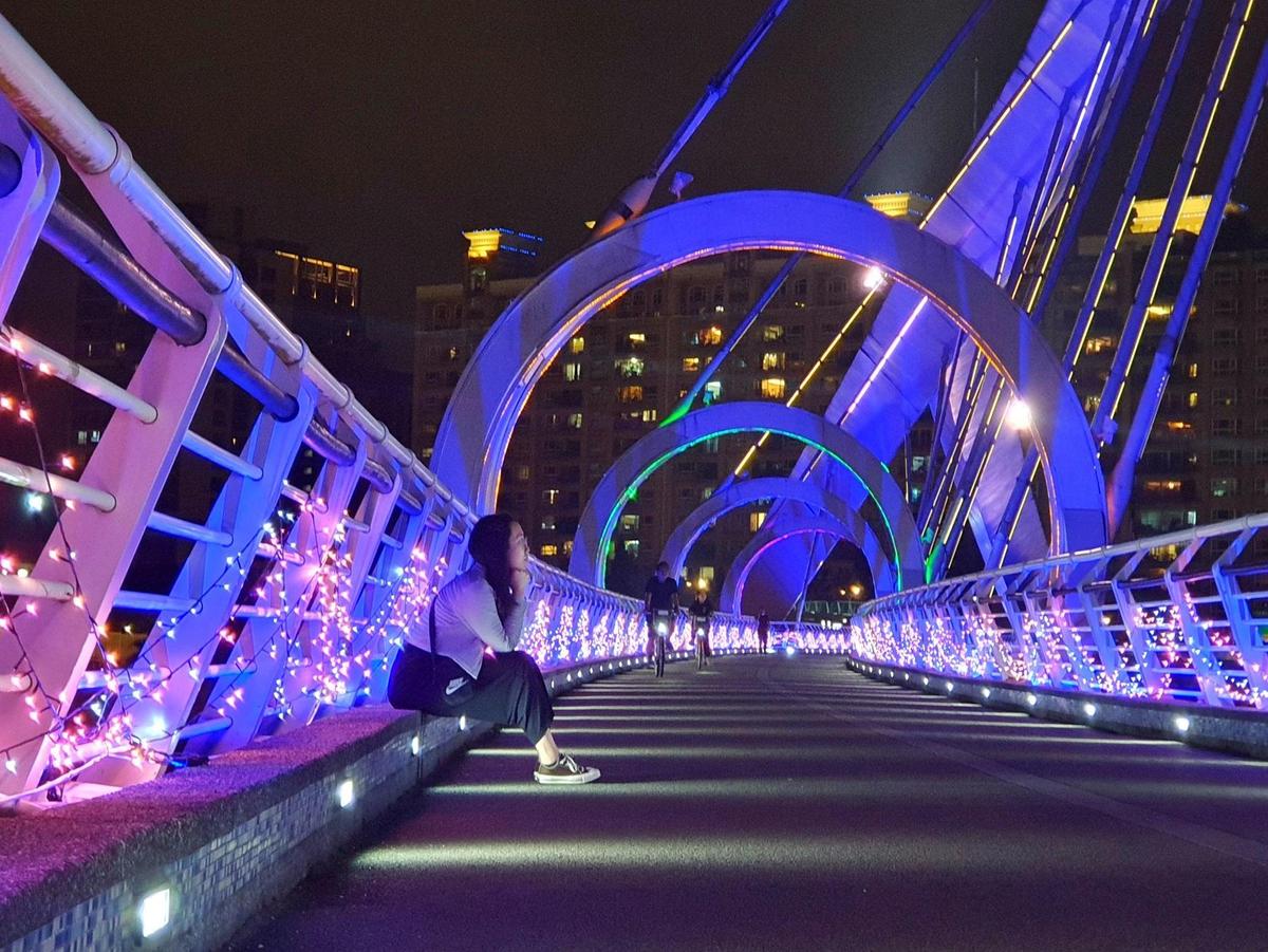 陽光橋展現甜蜜色系的光感，更顯得風情迷人。（新北市政府高灘地工程管理處提供）