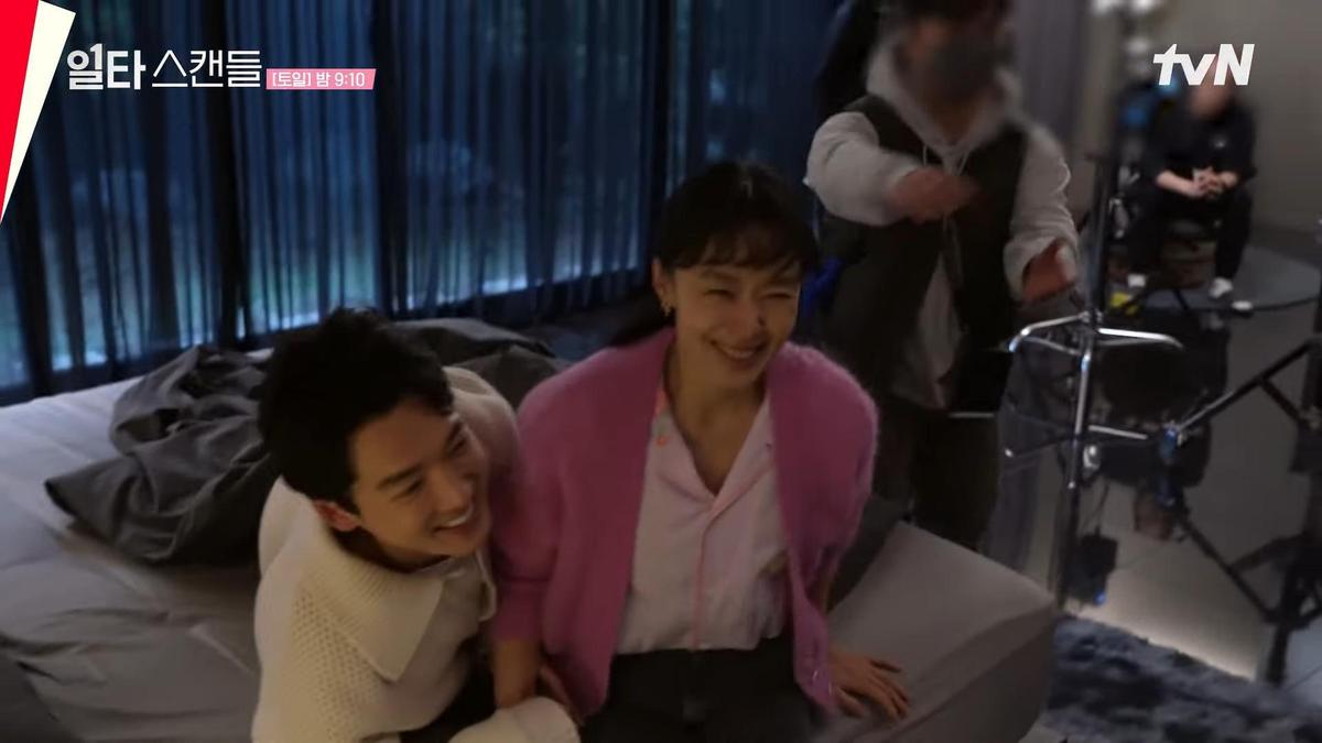 兩人一親完立刻分開，露出嬌羞笑容。（翻攝自tvN畫面）