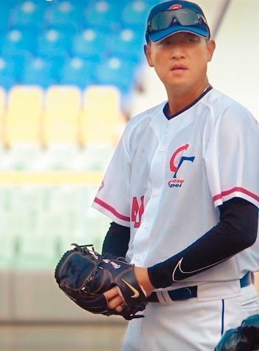 王建民穿著四十號球衣站上投手丘，擔任世界棒球經典賽台灣隊投手教練。（翻攝中華職棒臉書）