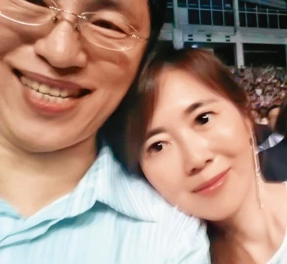 名醫王文哲（左）及妻子蕭嘉蓉（右）曾同場看棒球
