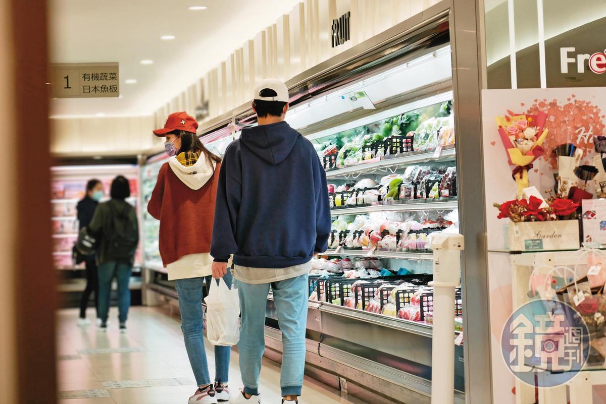 18：49 瑤瑤和李振遠穿著雷同的情侶裝搭配，走進百貨公司裡的超市閒逛