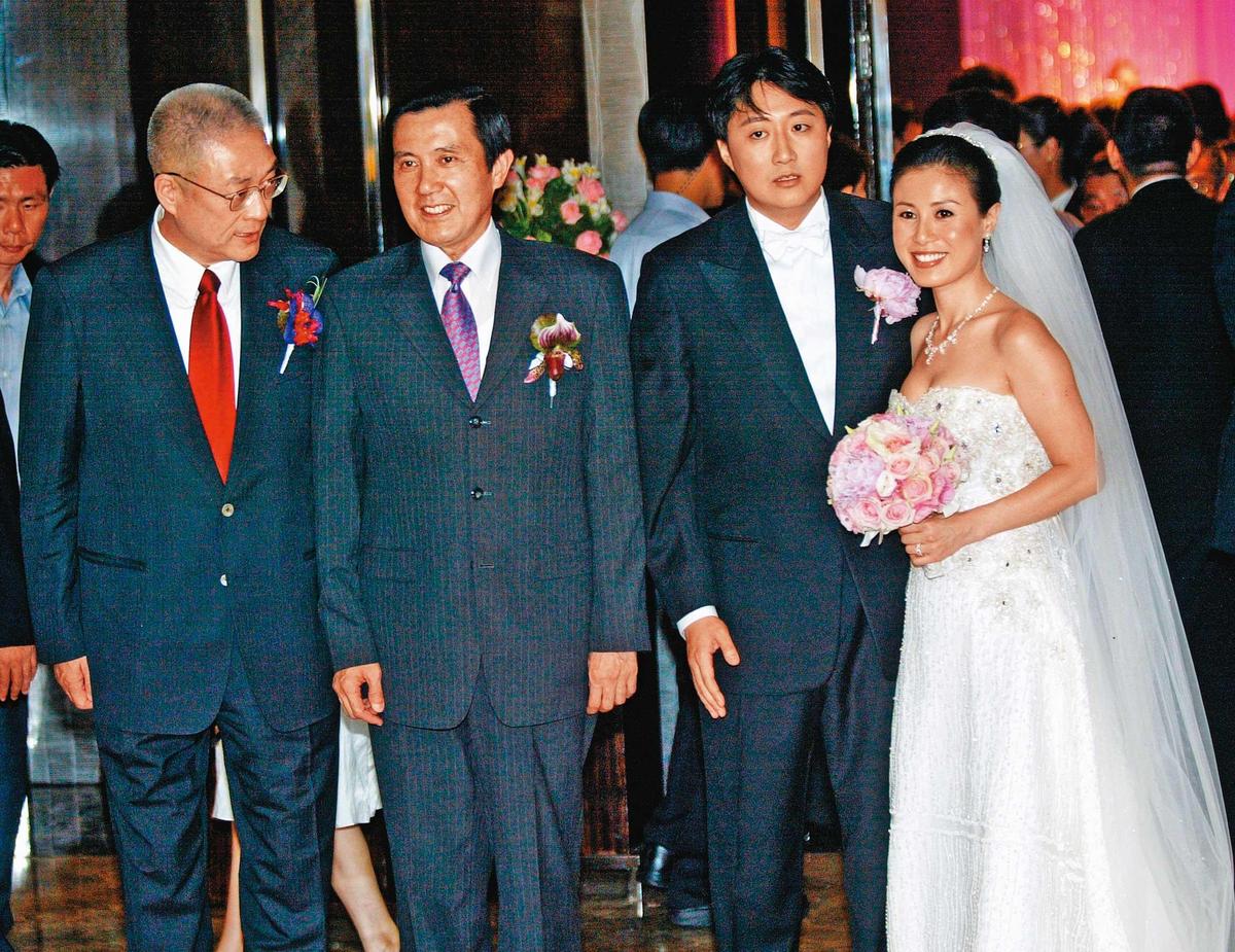 吳子文（右2）曾有過一段婚姻，時任總統馬英九（左2）也親自到婚宴現場祝賀。（圖／鏡週刊）