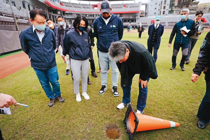 新竹市府已組成棒球場體檢會，日前由副市長蔡麗清任召集人邀集專家勘查。（圖／鏡週刊）