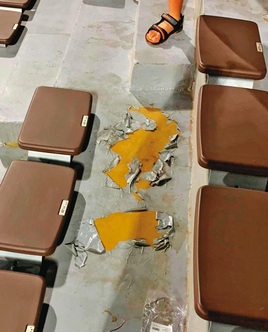 新竹球場觀眾席有掉漆及積水問題。（圖／翻攝新竹爆料公社臉書）