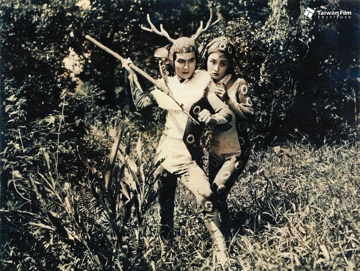 1961年電影《大俠梅花鹿》，是台灣影史空前的「天然景、禽獸裝台語童話片」。女主角白虹（右）當年紅極一時，是《女伶回憶錄》主角的參考原型之一。（影視聽中心提供）