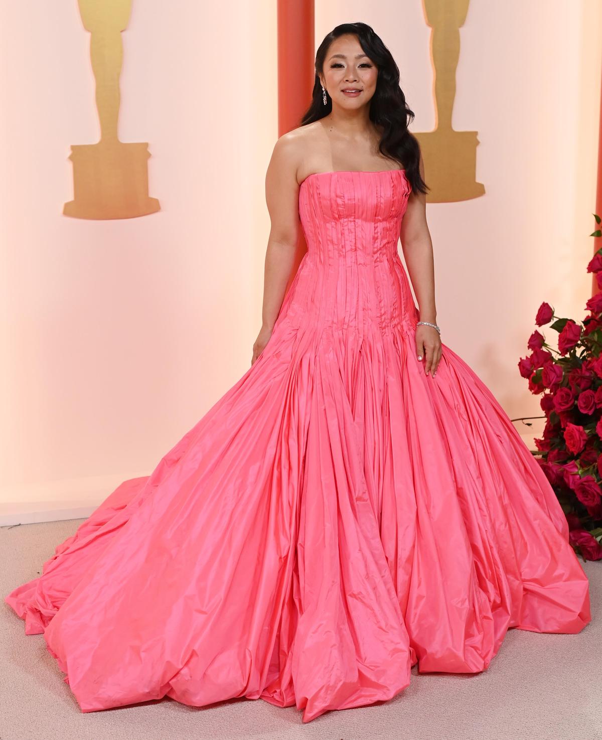 《媽的多重宇宙》史蒂芬妮許（許瑋倫）的粉色系皺褶長裙，是今年女星紅毯的標準扮相。（東方IC）
