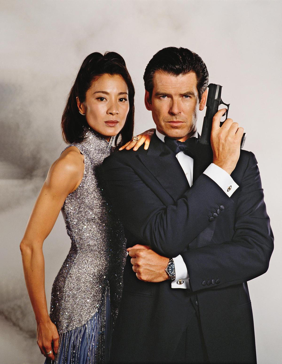 打破女人在007電影只能等龐德拯救的慣例，楊紫瓊（左）在《007：明日帝國》成為第一個能打、且沒有感情線的龐德女郎。右為皮爾斯布洛斯南。（圖／翻攝自IMDB／鏡週刊提供）