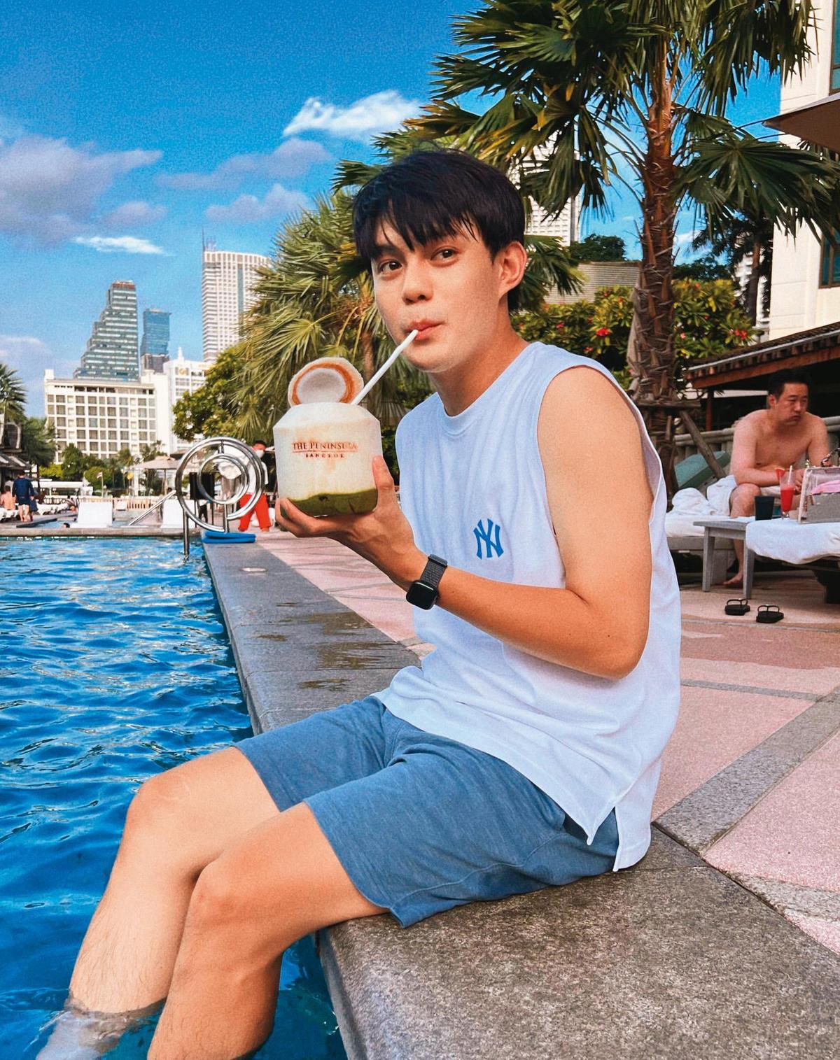 去年夏天，2人同赴泰國，呂杰陽在自己IG貼出在泳池畔喝椰子汁的照片。（翻攝自呂杰陽IG）