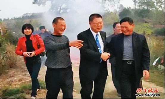 退役中將陳盛文（右2）回中國祭祖，中國媒體大肆報導，成為統戰宣傳。（圖／翻攝自搜狐）