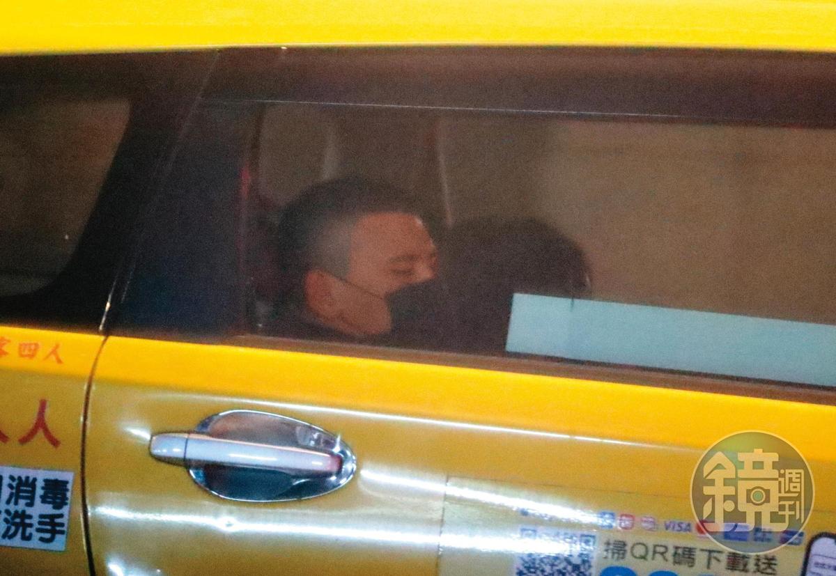 02：59，徐凱希與邱柏翰坐上計程車，一起度過夜晚時光。（圖／鏡週刊提供）