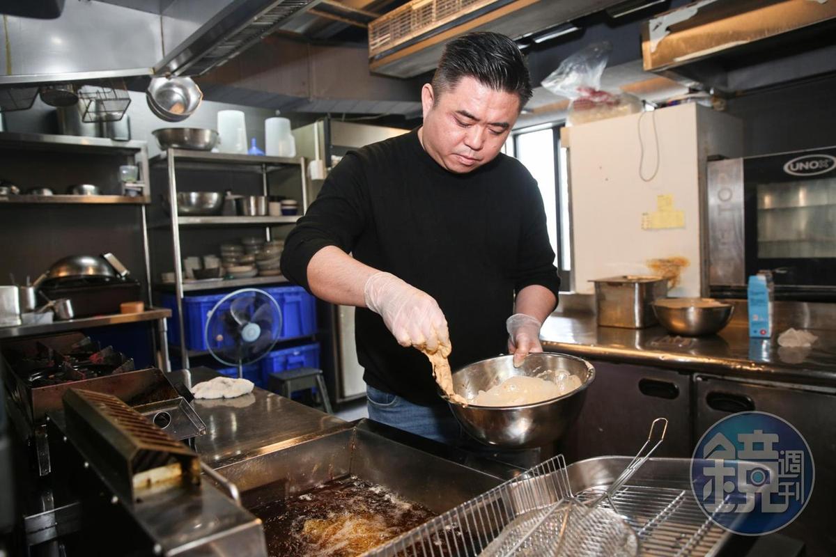 廚師出身的劉明道會親自研發新品，試做後請同仁們試吃，評估是否適合販售。（圖／鏡週刊提供）