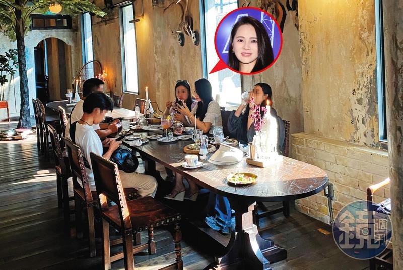 4月4日，伊能靜現身泰國曼谷唐人街網紅咖啡店，吃飽喝足她拿出手機準備與身旁友人分享趣聞。（讀者提供）