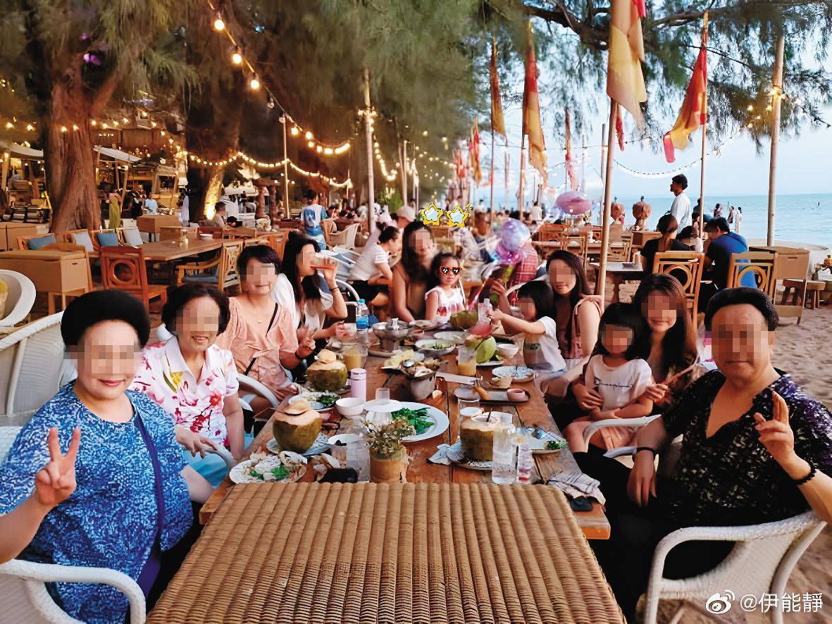 伊能靜也在微博分享和秦昊爸媽以及娘家母姐赴泰國芭達雅度假的照片。（翻攝自伊能靜微博）