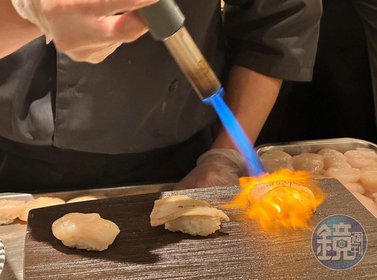 現點現做的炙燒握壽司，有干貝（左起）、鰻魚和比目魚鰭邊肉可以選。