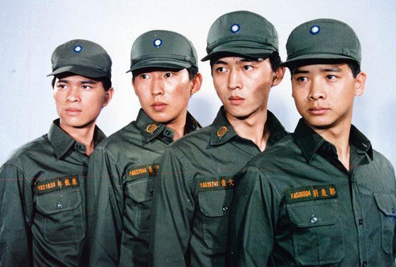1987年戒嚴時期上檔的軍教片《報告班長》是庹宗華（右2）的昔日代表作，當時合作的還有李興文（左）、鈕承澤（左2）、楊慶煌（右）。（圖／翻攝自巴哈姆特）
