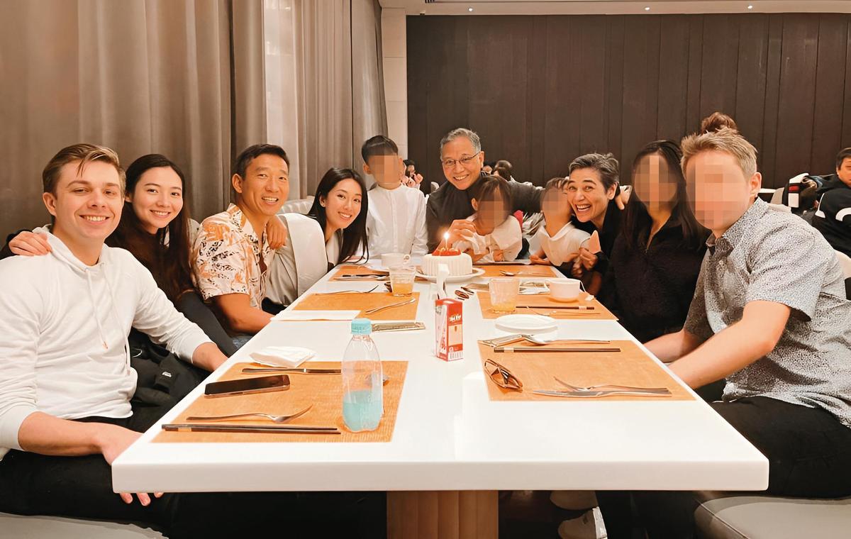 隋棠（左四）跨年發了一家三代聚餐的照片，謝沛恩（右二）的男友（右一）如同家族成員般出現。（翻攝自隋棠臉書）