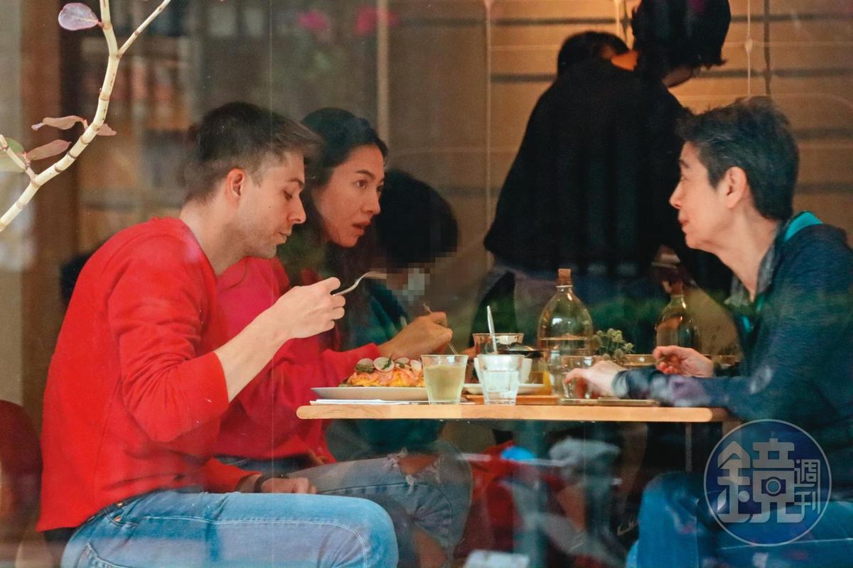 4月8日 12：46 謝沛恩（左二）帶著男友（左一）和媽媽賴佩霞（右一）在民生社區的咖啡店用餐