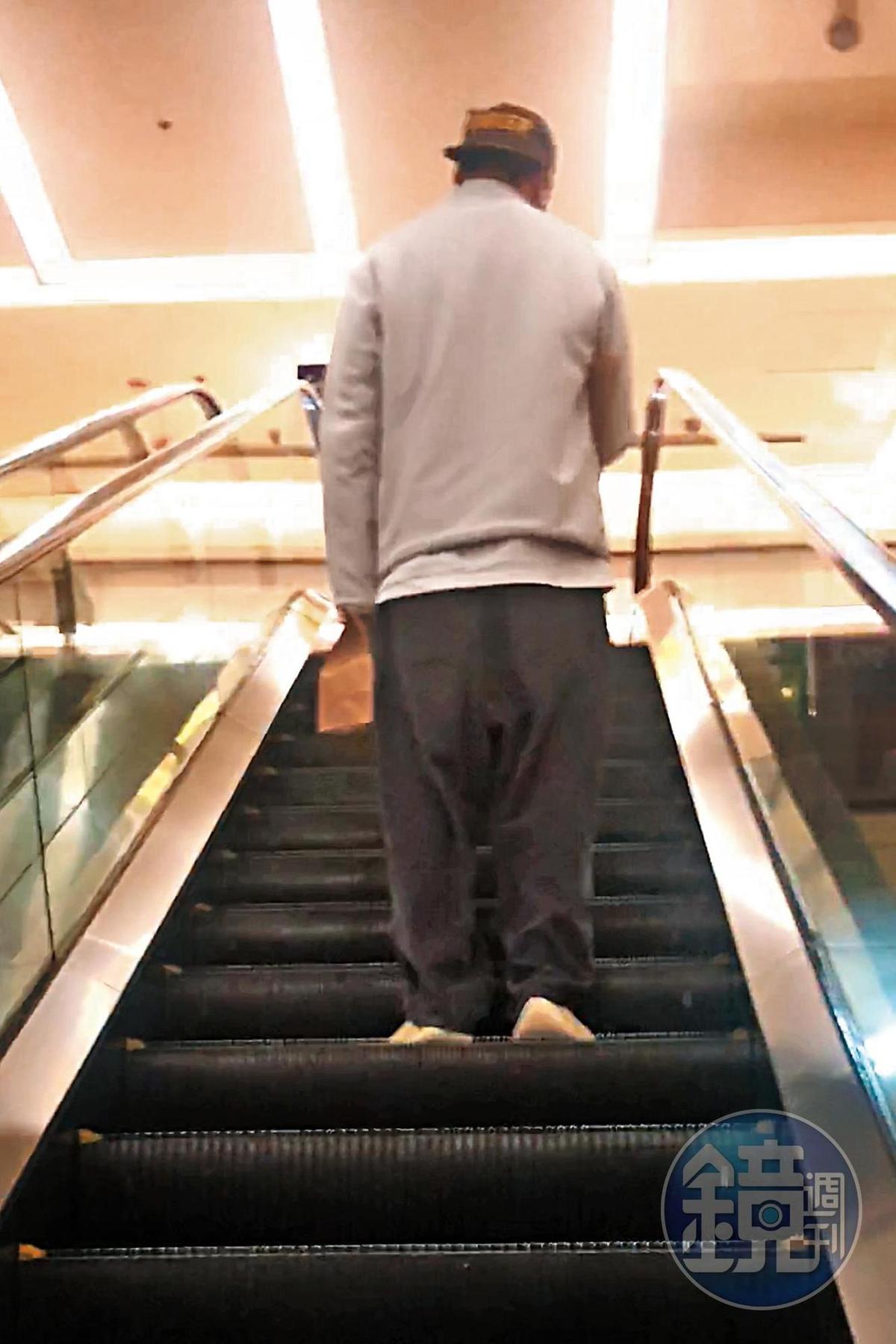 2月19日 21：15 早前，本刊拍到周湯豪一人出現在百貨公司，快動作搭上手扶梯，行跡不大尋常