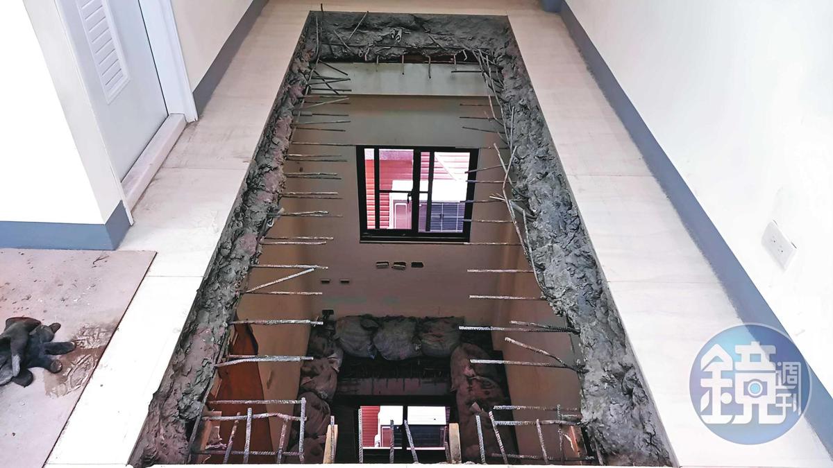 高雄市工務局去年認定蕭君平與妻改建的房子是違建而拆地板。（讀者提供）