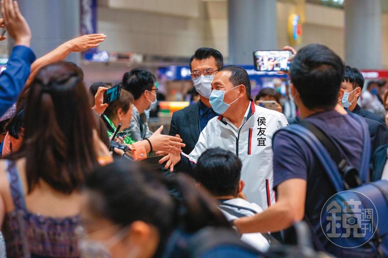 侯友宜結束新加坡訪問之旅，22日抵達國門被大批媒體包圍。（圖／鏡週刊提供）