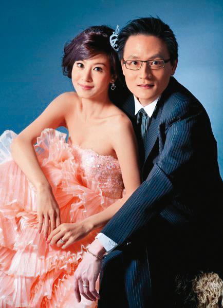 邱琦雯（左）表示雖和前夫（右）辦過3場婚禮，但在台灣一直沒登記，所以認為不是「婚姻」而是「失敗的戀愛經驗」。（蘇菲雅婚紗提供）