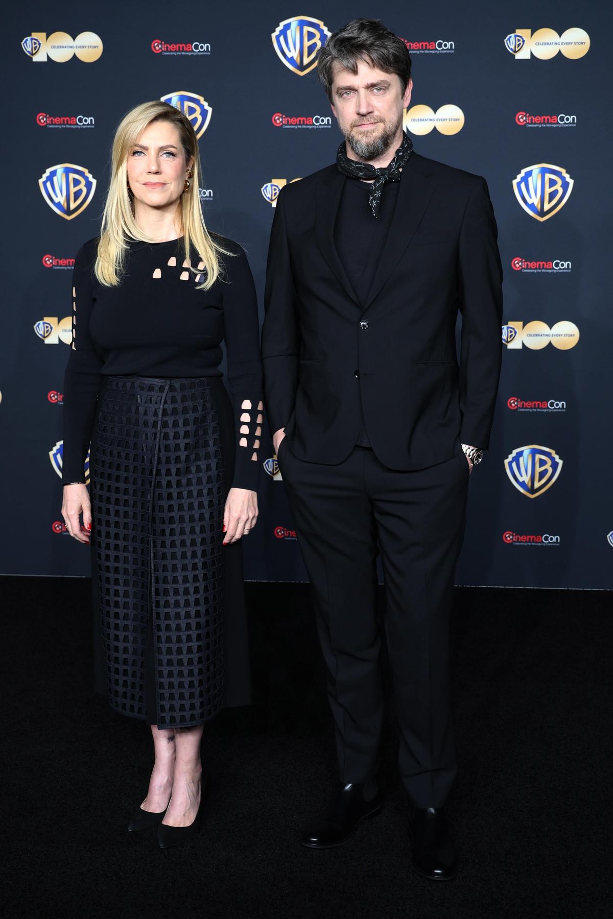 《閃電俠》導演安迪馬希堤（右）與製片妻子芭芭拉出席《閃電俠》在賭城的活動。（華納兄弟提供）