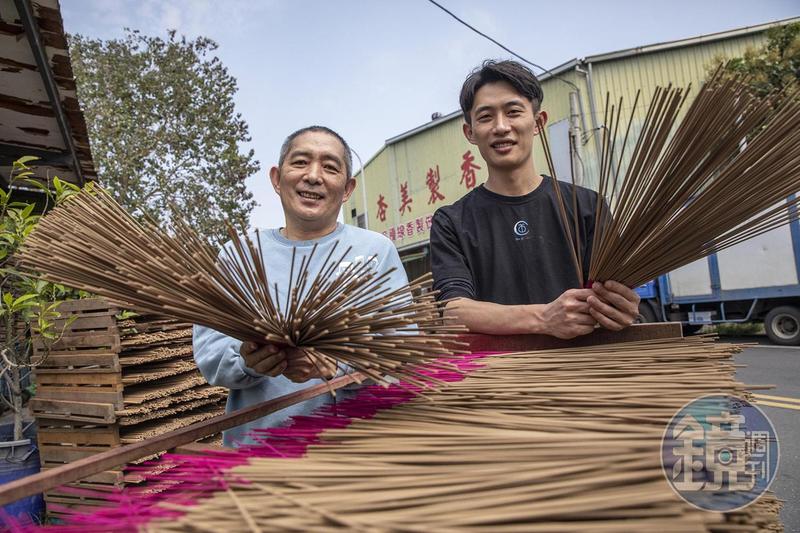 雲林北港的杏美製香創立逾60年，從廟口賣束香起家，現由二代李招政（左）與兒子李健滐（右）一起經營