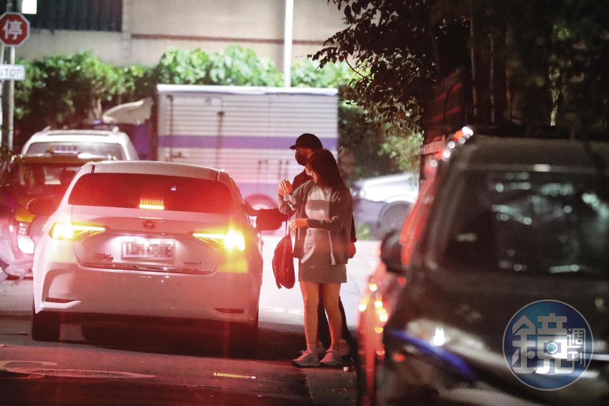 23：53，兩人搭乘多元計程車到了台北東區小巷內