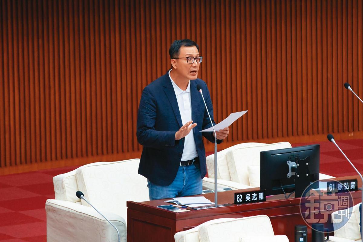 吳志剛4月21日在議會質詢時結巴讀稿，看起來相當緊張