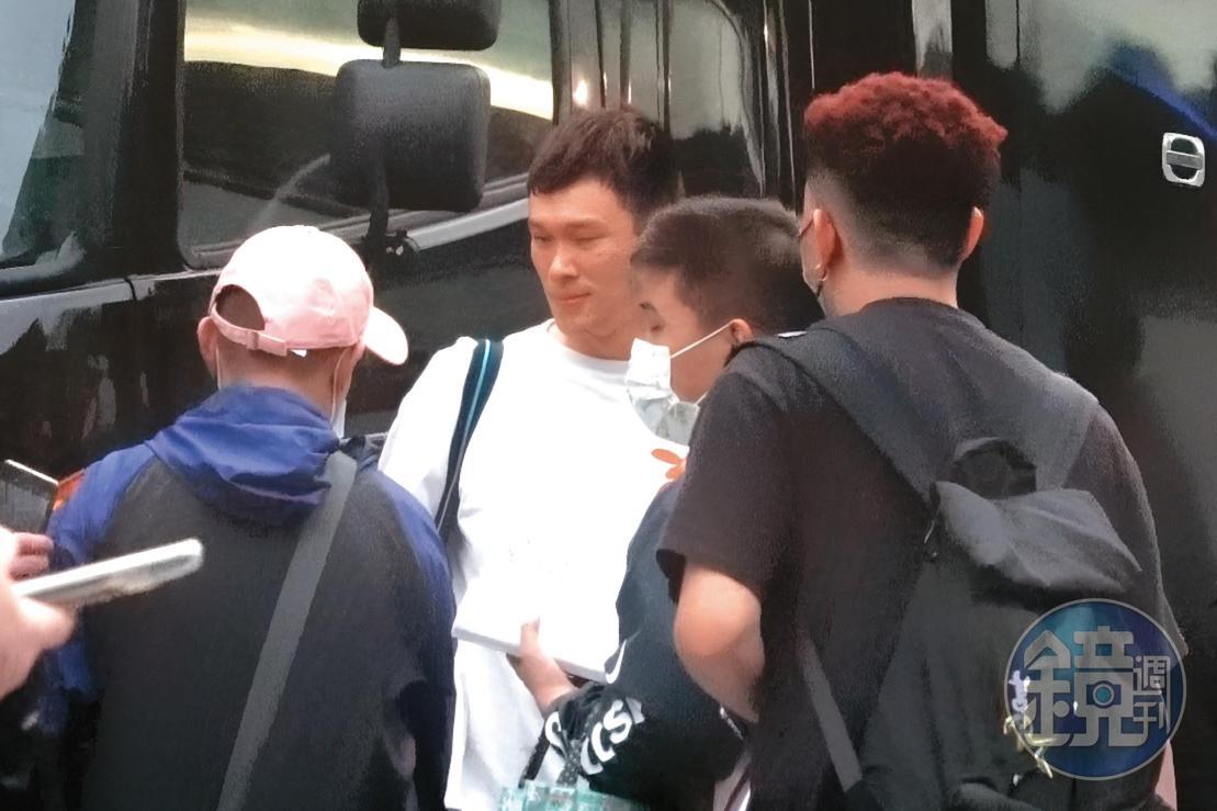 18：06 球賽結束後，胡凱翔（左二）從球員通道走出，遇到幾位球迷向他討簽名