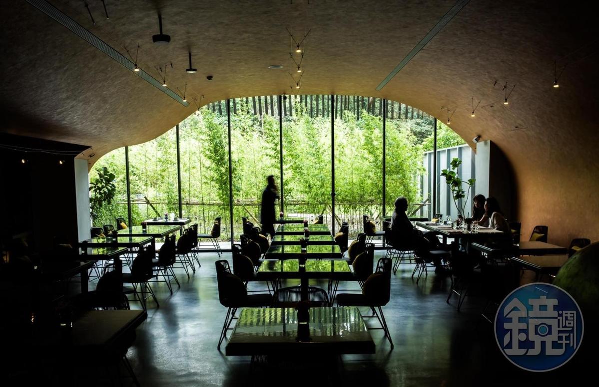 以洞穴為概念的餐廳habitat（棲息地），午後的自然光影下，散發緩慢舒適感。（圖／鏡週刊）