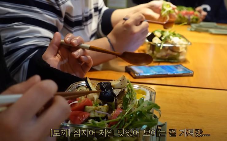 尹恩惠親自示範沙拉等健康減肥料理。（翻攝Youtube頻道윤은혜의 EUNHYELOGIN）