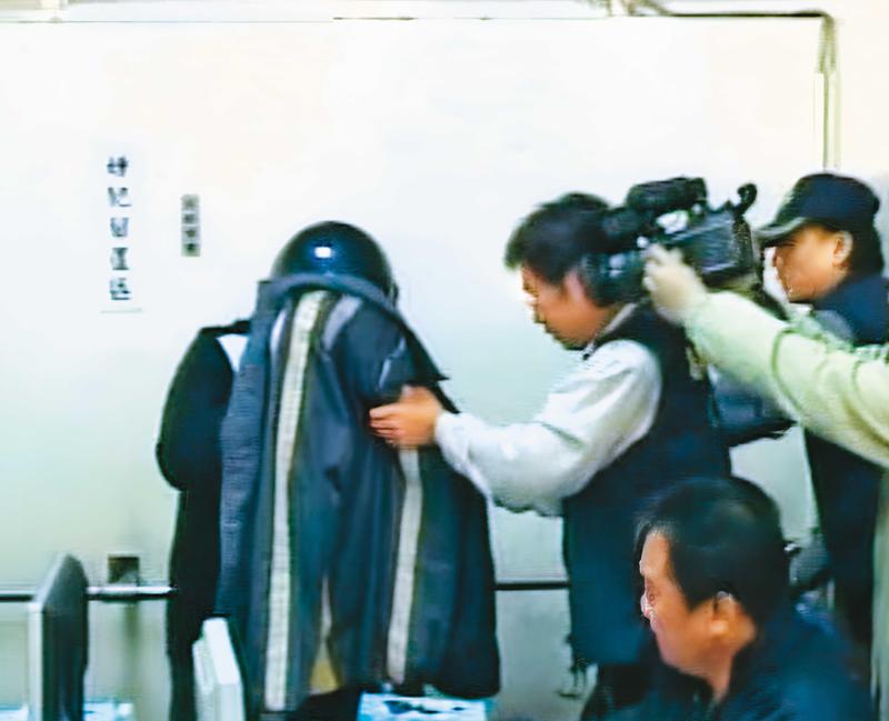 廖男（左）犯案後到處躲藏，警方根據他的網路帳號，在台中某網咖將他逮捕。（東森新聞提供）