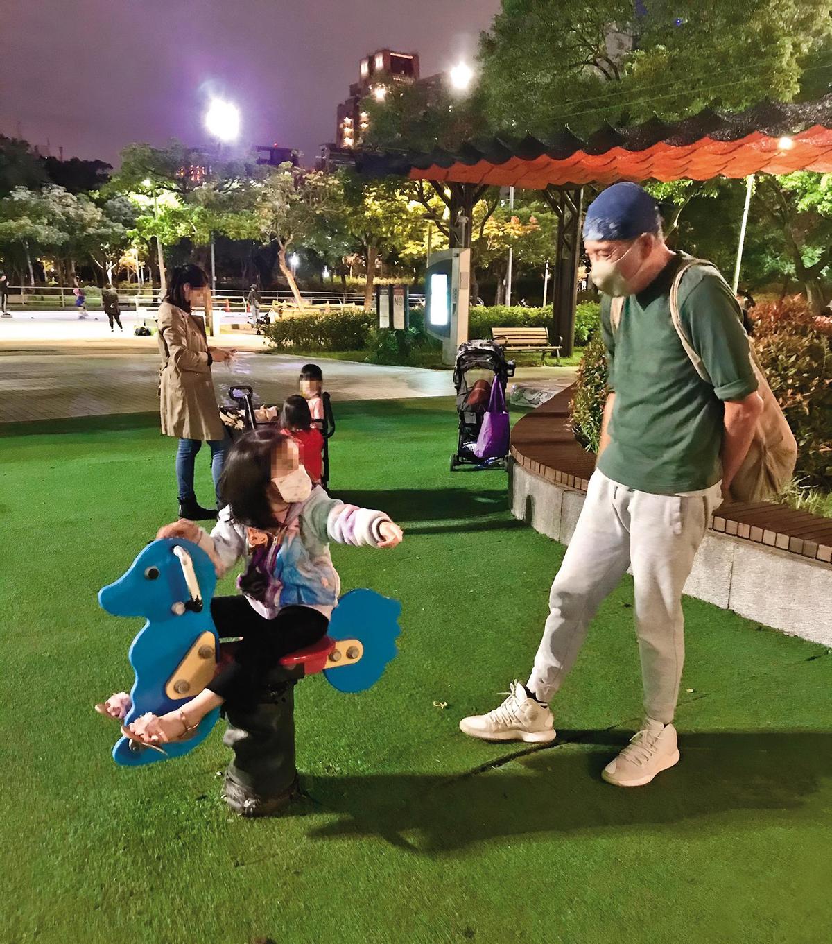 秦漢（右）經常帶孫女到公園玩耍。（圖／孫國豪提供）