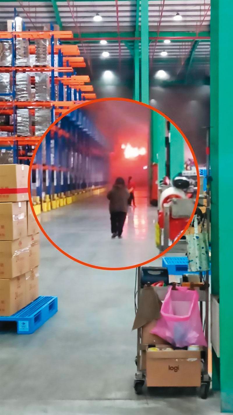 家樂福火災發生當時，有場內員工拍下火舌四竄的畫面，看起來相當駭人。（翻攝記者爆料網）