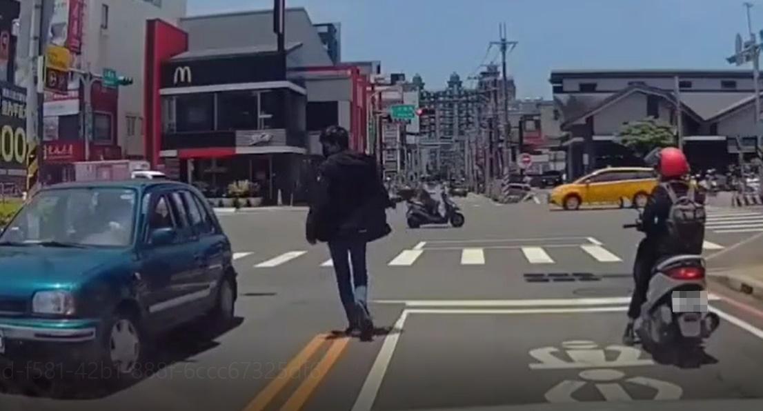 桃園近日也上演行人地獄，一名黑衣男子過馬路遭到右轉小客車撞飛，畫面引起網友討論。（翻攝自爆料公社）