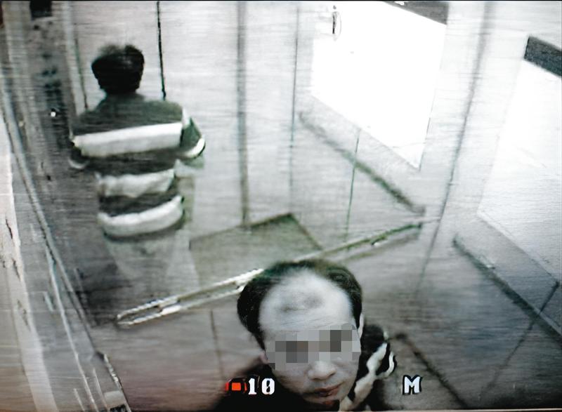 監視器拍下陳男搭電梯準備行竊的身影。（圖／鏡週刊提供）