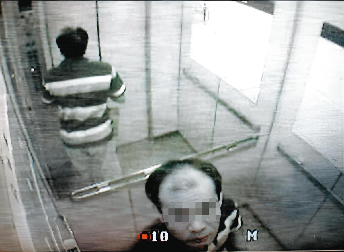 監視器拍下陳男搭電梯準備行竊的身影。（翻攝畫面）