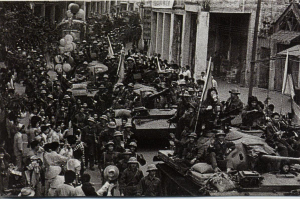▼電影開場的軍隊遊行，動員上千人力與坦克車，拍了4次才完成。（圖／華映提供／鏡週刊）