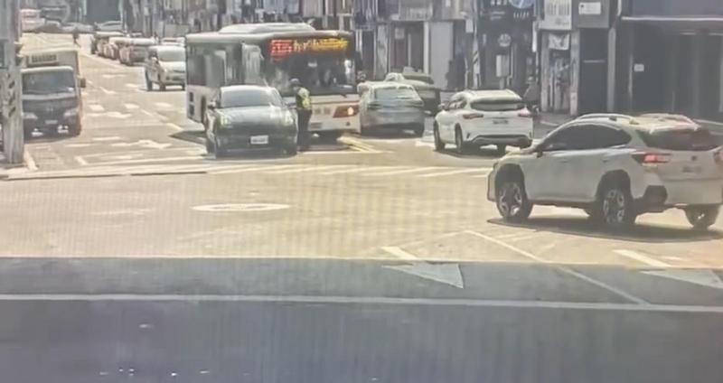 林男駕駛的車輛停在路中間遲不開走，警方上前關心。（圖／翻攝畫面）