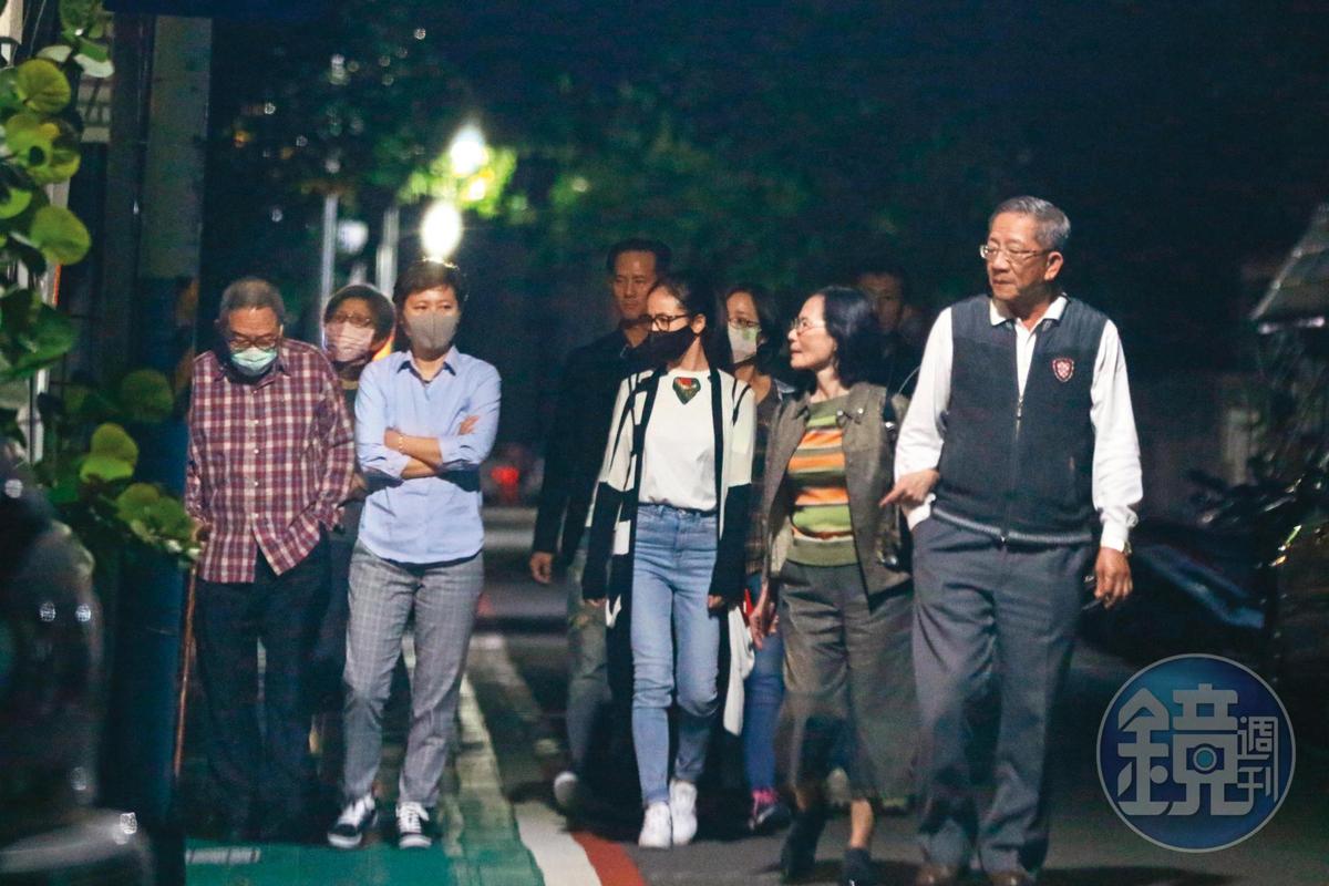 林依晨（左五）曾被拍到出席家族聚會，陣容龐大、家庭關係緊密