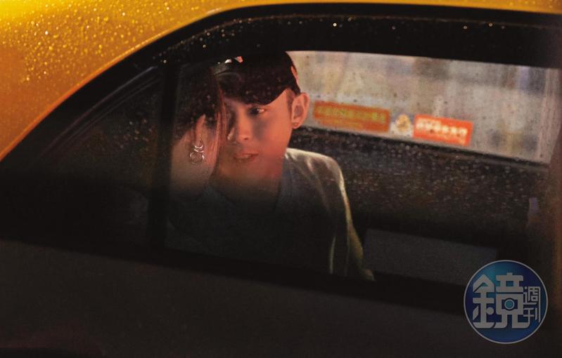19日02:20陳奕（右）和筱筱（左）離開KTV之後，坐上計程車，陳奕在車內含情脈脈看著筱筱。（圖／鏡週刊提供）
