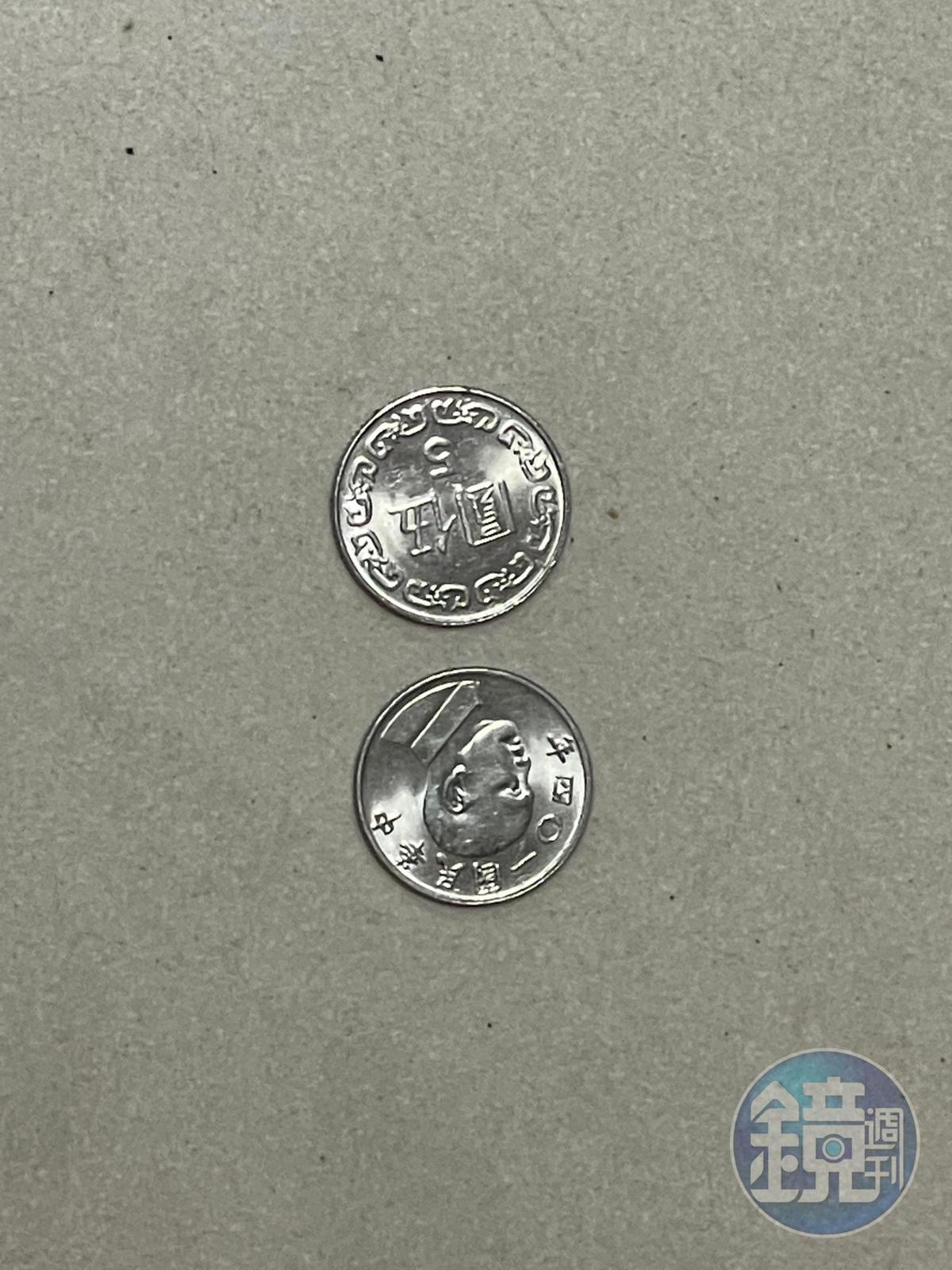 2個5元硬幣透露破案玄機。（圖／鏡週刊提供）