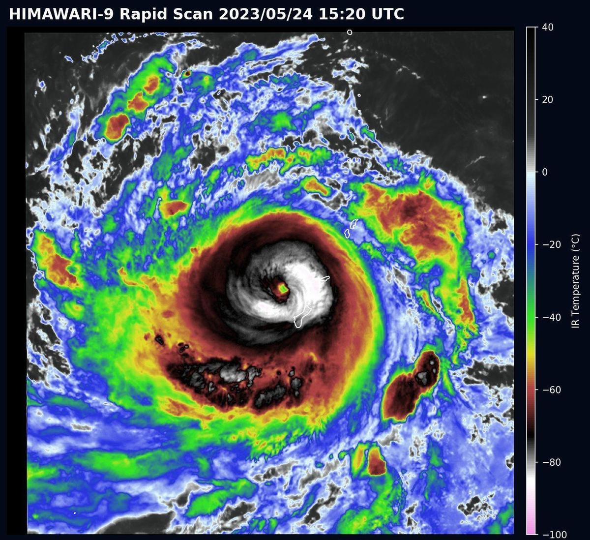 氣象粉專指出，颱風眼再度清晰，準備重新增強，重返強颱。（翻攝自臉書@台灣颱風論壇｜天氣特急）